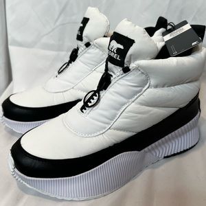 Sorel Out N About III Puffy Zip Boots in White/Black Size 8